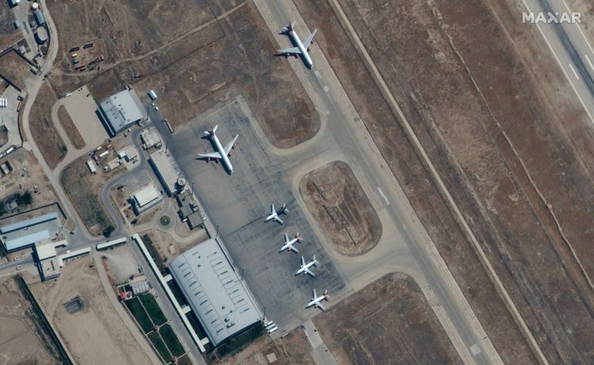 Imagen satelital distribuida y publicada por Maxar Technologies, muestra imágenes satelitales de aviones en tierra en un aeropuerto de Mazar-i-Sharif, en Afganistán el 3 de septiembre de 2021.