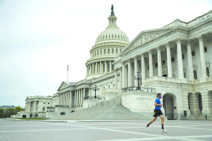 Una persona corre cerca del Capitolio en Washington.
