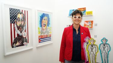 La ilustradora Rayma Suprani posa junto a sus obras en la Doral International Art Fair. La ilustradora Rayma Suprani posa junto a sus obras en la Doral International Art Fair.