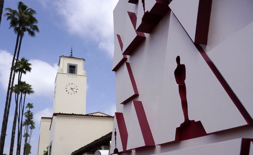 Un diseño de una estatua del Oscar sobre un fondo de alfombra roja se muestra en Union Station, una de las ubicaciones de los 93 Premios de la Academia del domingo el 24 de abril de 2021 en Los Angeles, California. A pocas horas para la ceremonia, se muestra una lista con cinco detalles para considerar en la noche.