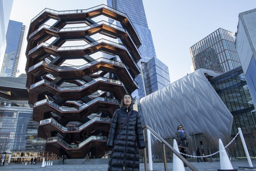 Varias personas son vistas en los exteriores del edificio The Shed (der.) este miércoles 3 de abril de 2019 en Nueva York.