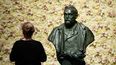 En esta foto de archivo tomada el 10 de diciembre de 2019, un visitante se para frente a un busto del fundador del Premio Nobel, Alfred Nobel, antes de la ceremonia de los premios Nobel en la Sala de Conciertos de Estocolmo, Suecia.&nbsp;