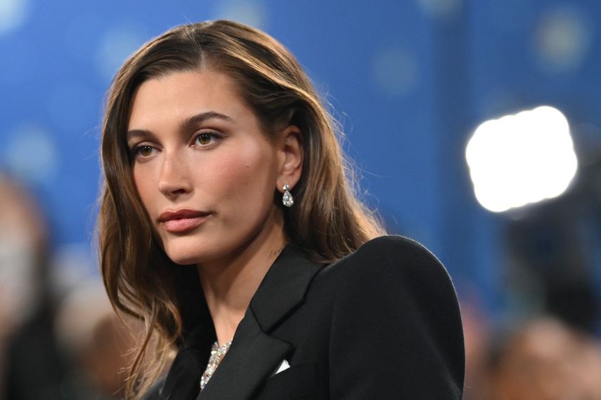 La modelo estadounidense Hailey Bieber llega a la Gala del Met 2025 en el Museo Metropolitano de Arte el 5 de mayo de 2025 en Nueva York. &nbsp;