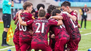 La selección Sub 17 de Venezuela celebra luego del empate ante México en el Mundial de Indonesia