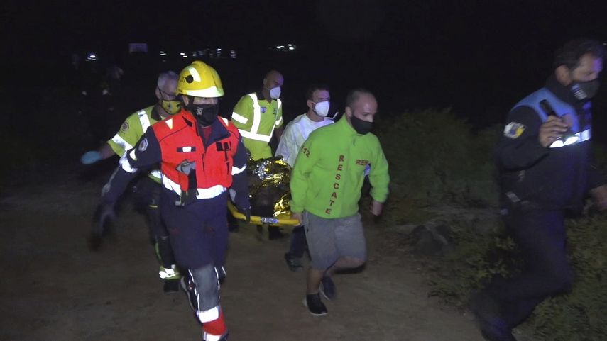 Socorristas cargan el cuerpo de un migrante frente a la isla de Lanzarote, islas Canarias, viernes 18 de junio de 2021. Las autoridades españolas dijeron que cuatro personas murieron al naufragar un bote con 45 migrantes.&nbsp;