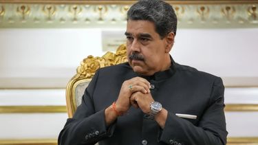 El dictador venezolano Nicolás Maduro asiste a una reunión en el palacio presidencial de Miraflores en Caracas, Venezuela, el 20 de febrero de 2024
