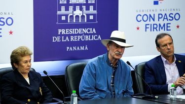 El expresidente de México Vicente Fox (C) habla junto a la expresidenta de Panamá Mireya Moscoso (L) y el expresidente de Bolivia Jorge Quiroga durante una conferencia de prensa en el Palacio Presidencial de la Ciudad de Panamá el 26 de julio de 2024.