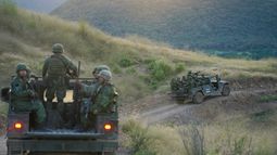 Soldados patrullan cerca de la aldea Plaza Vieja en el estado de Michoacán, el 28 de octubre de 2021, en México.