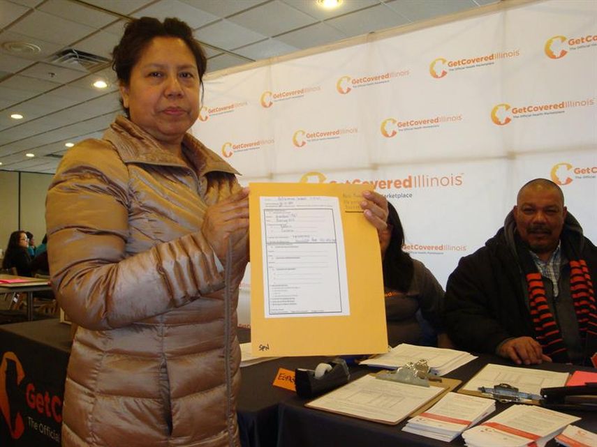 Guillermina Sandoval muestra los documentos recibidos al inscribirse con la ayuda de un grupo de asesores de Get Covered Illinois el  domingo 15 de febrero de 2015 en el Hospital Saint Mary de Chicago, Illinois. (EFE)