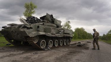 Un soldado ucraniano pasa junto a un tanque ruso destruido cerca de Kutuzivka, al norte de Járkiv, Ucrania, el 15 de mayo de 2022.&nbsp;