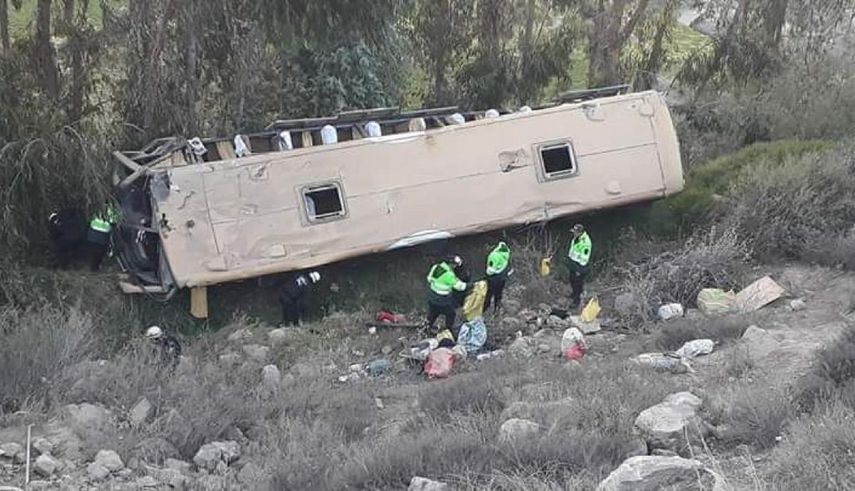 Ocho ocupantes del bus han fallecido, entre ellos el conductor y el copiloto, y que los 38 heridos han sido trasladados a centros médicos