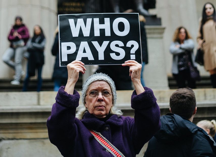 Varias personas se manifiestan en Nueva York contra la aprobación de la nueva reforma fiscal del presidente Donald Trump este martes 19 de diciembre de 2017.&nbsp;