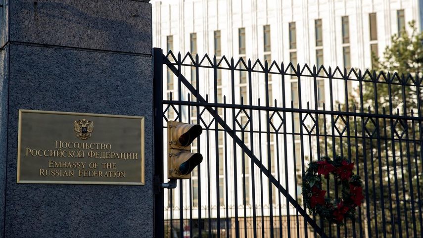 Vista exterior de la Embajada de la Federación Rusa en Washington.