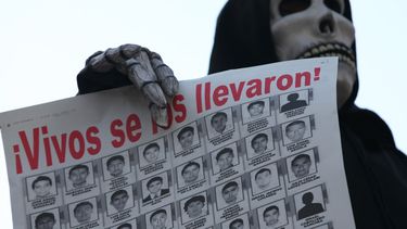 Los agentes intentaron bloquear el paso de los estudiantes encapuchados hacia la terminal aérea en la avenida Ignacio Zaragoza y Bulevar Puente Aéreo y durante algunos minutos persiguieron a los jóvenes