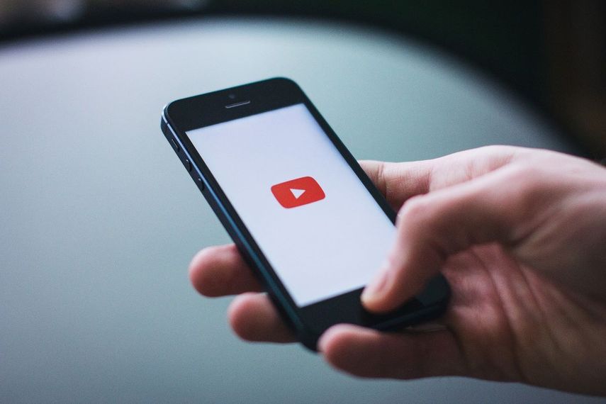 Una persona usa la aplicación de YouTube en su teléfono.