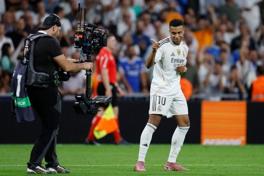 El delantero francés del Real Madrid, Kylian Mbappé, celebra el tercer gol de su equipo durante el partido de la liga española entre su club y el Villarreal CF en el estadio Santiago Bernabéu de Madrid, el 4 de octubre de 2025.&nbsp;