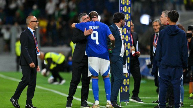 El seleccionador italiano Gennaro Guttuso (CL) abraza al delantero italiano Mateo Retegui (CR), número 9 del ranking, al finalizar el partido de clasificación para la Copa Mundial de la FIFA 2026, Grupo I, entre Italia y Estonia, disputado en el Estadio de Bérgamo el 5 de septiembre de 2025.&nbsp;