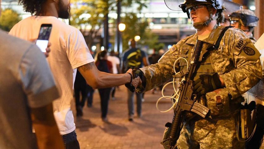 Un hombre saluda a un efectivo de la Guardia Nacional el jueves 22 de septiembre de 2016, en&nbsp;Charlotte, Carolina del Norte, centro de manifestaciones en contra de la violencia policial.