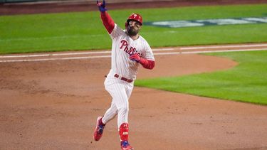 Bryce Harper, de los Filis de Filadelfia, festeja su jonrón de dos carreras en el tercer juego de la Serie Mundial ante los Astros de Houston, el martes 1 de noviembre de 2022