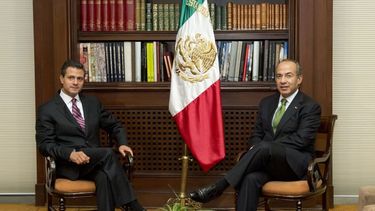 Los expresidentes de M&eacute;xico Enrique Pe&ntilde;a Nieto y Felipe Calder&oacute;n.