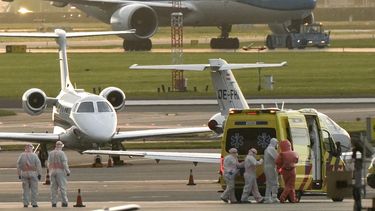 Una persona con un traje de protección contra materiales peligrosos (2R) es escoltada a una ambulancia desde un avión medicalizado que supuestamente transportaba a algunos de los pasajeros del crucero MV Hondius, presuntamente infectado con hantavirus, en el aeropuerto de Schiphol, cerca de Ámsterdam, el 6 de mayo de 2026. &nbsp;