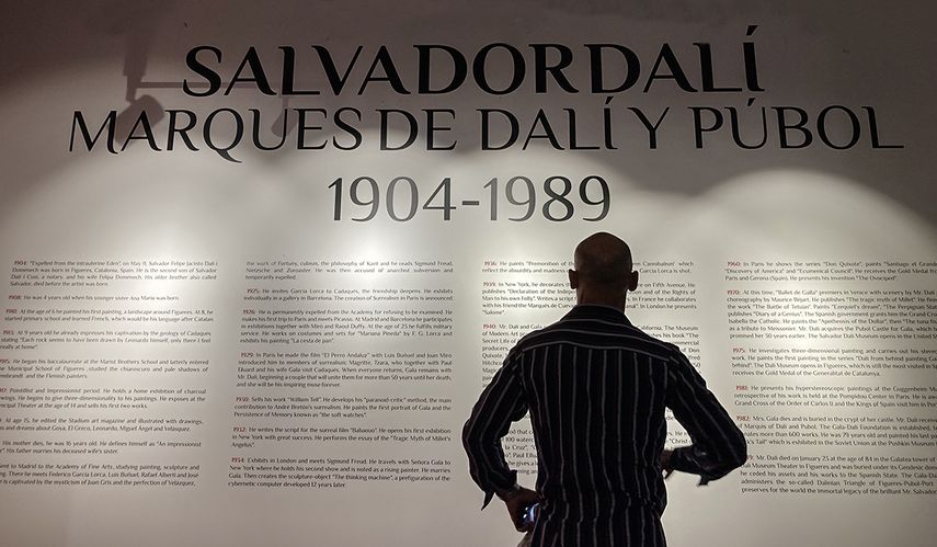 Como la sombra del surrealismo, perenne en las piezas de Dalí.