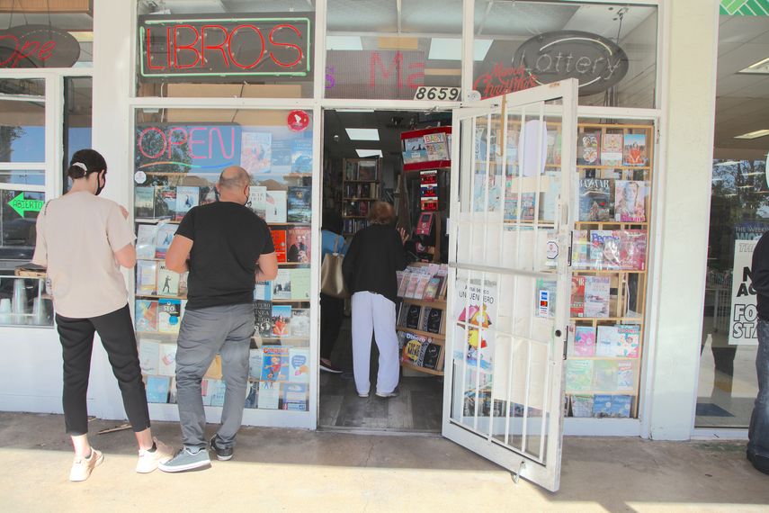 Entrada de la librería Revistas & Periódicos, en Miami.&nbsp;