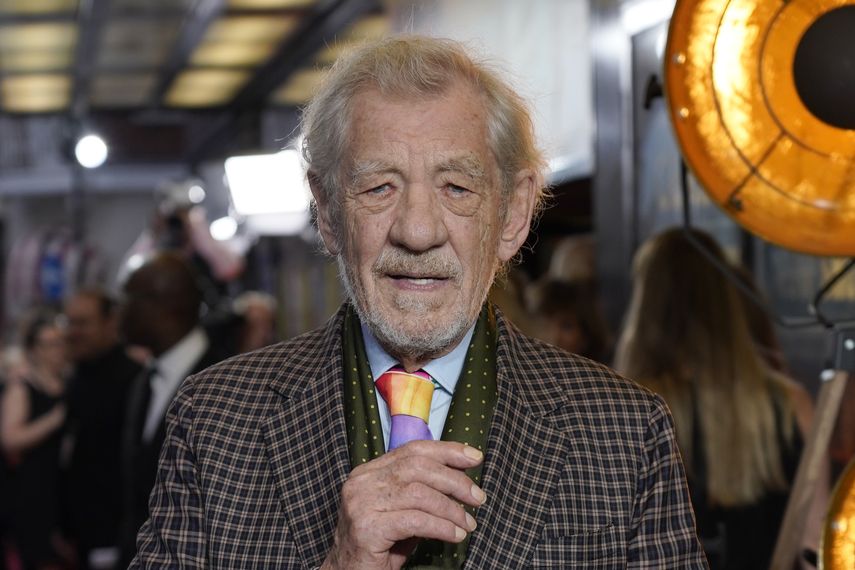 El actor Ian McKellen posa a su llegada al estreno europeo de The Critic, en Londres, el lunes 2 de septiembre de 2024.