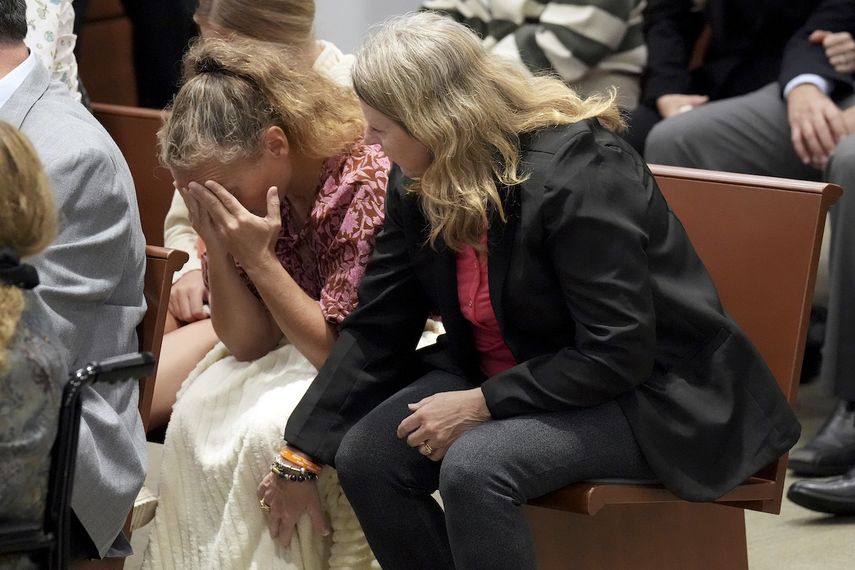 Debbie Hixon se acerca a su cuñada, Natalie Hixon, cuando escuchan que el asesino del esposo de Debbie Hixon no recibirá la pena de muerte, en el juicio del tirador de la escuela secundaria Marjory Stoneman Douglas, Nikolas Cruz, en el condado de Broward.&nbsp;