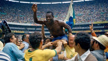 En foto del 21 de junio de 1970, Pelé festeja con Brasil la conquista de la Copa del Mundo en el Estadio Azteca de México.