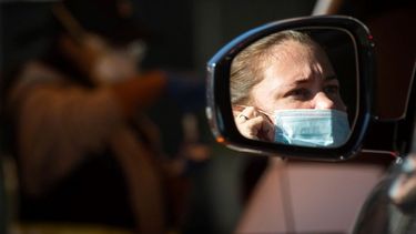 Una mujer espera a realizarse una prueba diagnóstica a COVID-19 el miércoles 5 de enero de 2002, en el Getty Center de Los Ángeles.&nbsp;