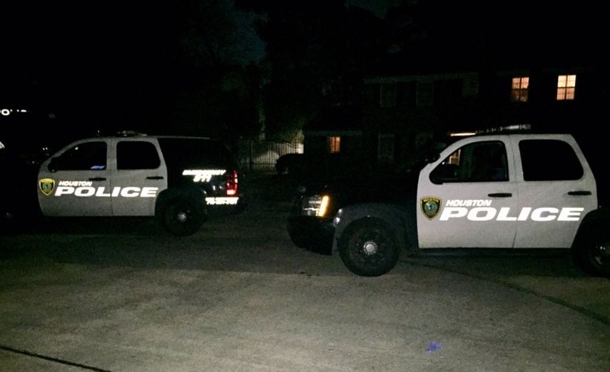 Vista de dos autos de Policía de Houston en una escena de un crimen.