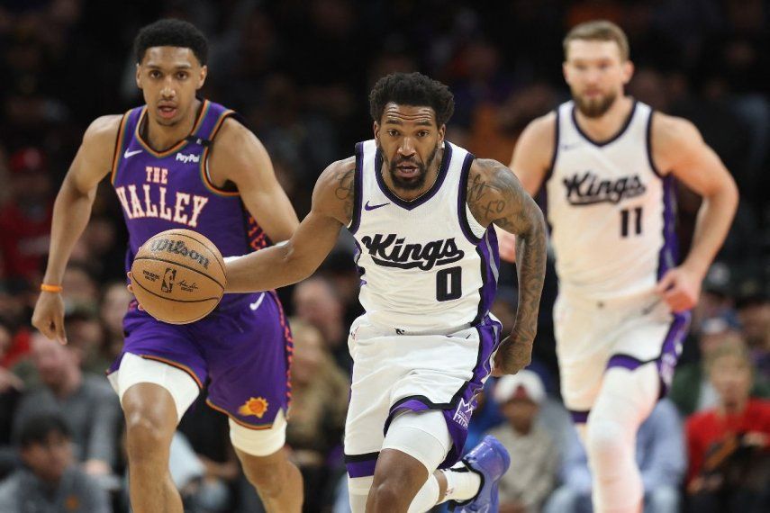 alik Monk #0 de los Sacramento Kings maneja el balón durante la primera mitad del partido de la NBA en el PHX Arena el 14 de marzo de 2025 en Phoenix, Arizona. NOTA PARA EL USUARIO: El usuario reconoce y acepta expresamente que, al descargar o usar esta fotografía, acepta los términos y condiciones del Acuerdo de Licencia de Getty Images.
