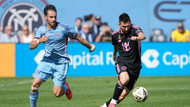 El delantero argentino Lionel Messi del Inter Miami avanza con el balón ante Kevin OToole de New York City FC en el partido de la MLS, el sábado 21 de septiembre de 2024, en Nueva York.