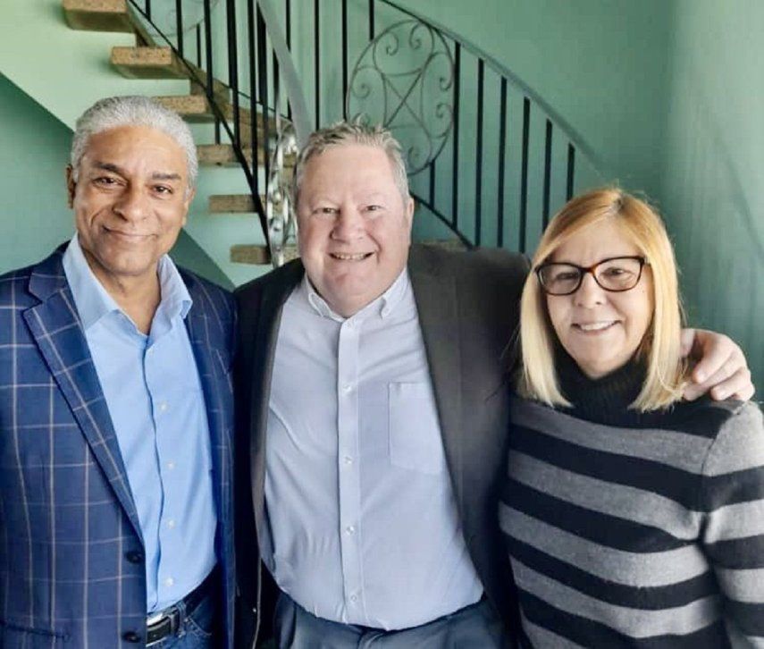 Doctor Oscar Elías Biscet, Mike Hammer, encargado de negocios de Washington en La Habana, y Elsa Morejón.