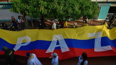 Una bandera colombiana, durante el desfile militar para conmemorar el Día de la Independencia en Tibú, departamento del Norte de Santander