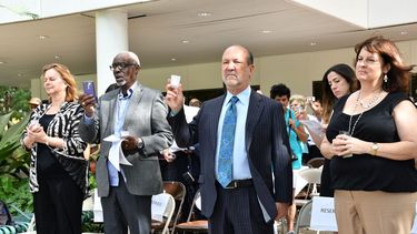 En la foto, el director del Fideicomiso para los Desamparados, Ron Book (tercerdo de izq. a der.) en el momento en que leian los nombres de los indigente muertos en 2016