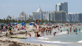 Bañistas en la playa de Miami Beach, Florida.