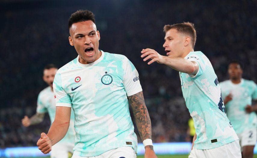 Lautaro Martínez (izquierda) celebra tras anotar un gol en la victoria 2-1 ante la Fiorentina en la final de la Copa Italia, el miércoles 24 de mayo de 2023.