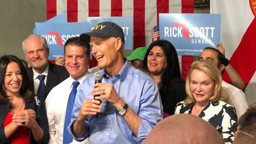 El gobernador de la Florida, Rick Scott (centro), durante el acto de campaña en la ciudad de Hialeah. 