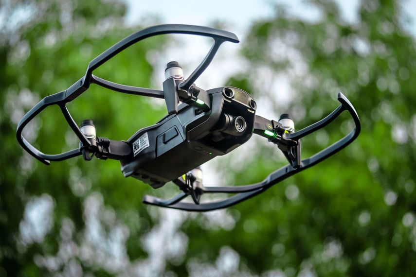 Un dron vuela sobre un espacio urbano en Estados Unidos.