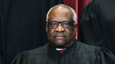 &nbsp;El juez Clarence Thomas posa para una foto de grupo el viernes 23 de abril de 2021, en la Corte Suprema en Washington.&nbsp;