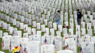 Personas caminan entre las lápidas mientras visitan la Sección 60 del Cementerio Nacional Arlington durante el Día de los Caídos en Guerras, el lunes 29 de mayo de 2023, en Arlington, Virginia.&nbsp;