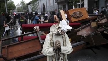 Una estatua da&ntilde;ada que fue removida de una iglesia es usada como parte de una barricada creada por manifestantes contra el gobierno en Santiago de Chile el viernes 8 de noviembre de 2019. Archivo