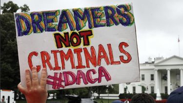 El expresidente Barack Obama creó esta política migratoria en junio de 2012 para proteger de la deportación a cientos de miles de jóvenes indocumentados que llegaron al país siendo niños, a los que comúnmente se les llama soñadores.