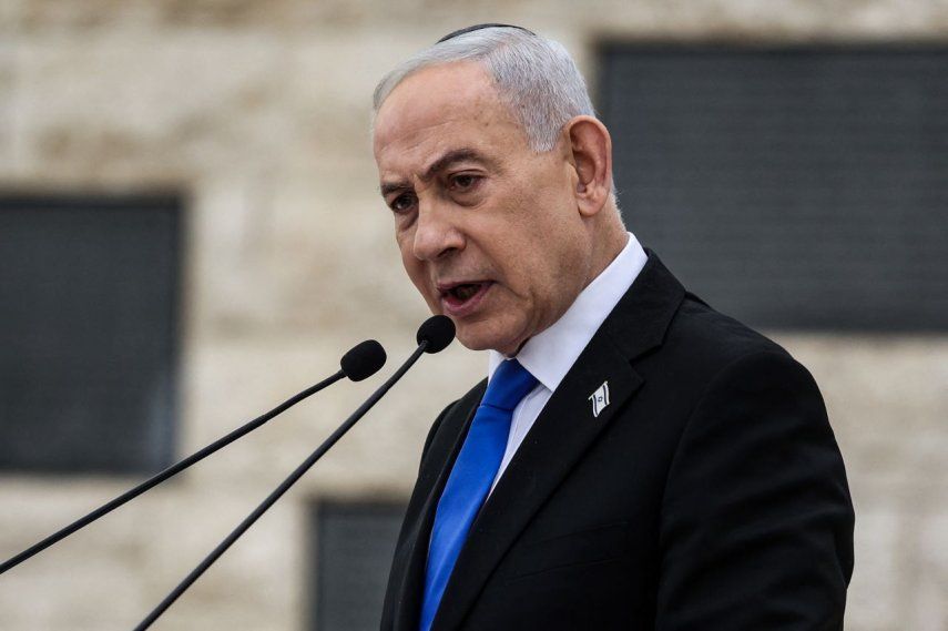 El Primer Ministro de Israel, Benjamin Netanyahu, habla durante una ceremonia conmemorativa del Día de los Caídos de Israel, en el Cementerio Militar en el Monte Herzl en Jerusalén el 21 de abril de 2026.