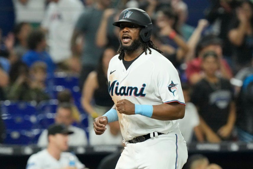 El toletero de los Marlins de Miami, Josh Bell, anota en carrera durante el octavo episodio del juego del 2 de agosto de 2023.