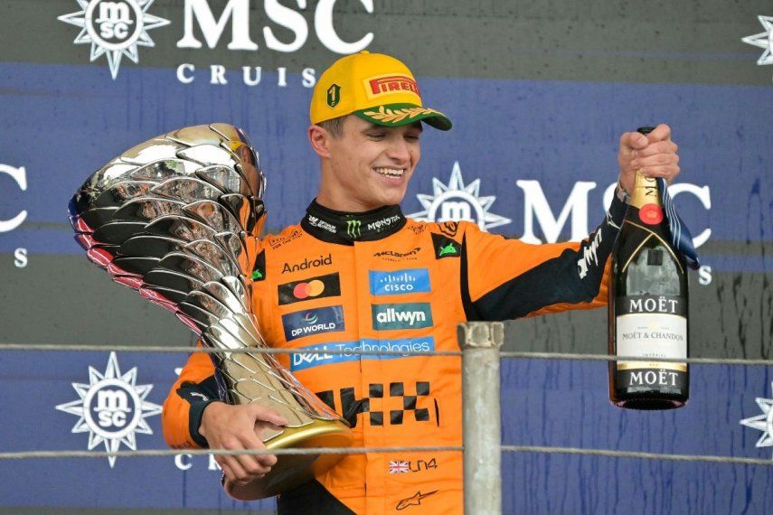 El piloto británico Lando Norris, de McLaren, celebra con el trofeo luego de ganar el Gran Premio de Brasil, el 9 de noviembre de 2025.