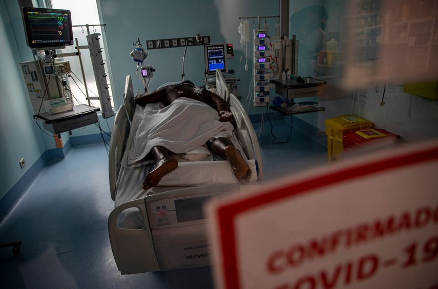 Un paciente con COVID-19 permanece en una camilla de la Unidad de Cuidados Intensivo en el Hospital Central Posta en Santiago, Chile, el viernes 4 de junio de 2021. El gobienro ordenó el jueves 10 de junio de 2021 que todas las comunas del gran Santiago retornen a una cuarentena desde el sábado debido a la alta tasa de contagios de COVID-19 que mantienen al límite el uso de camas con respiradores