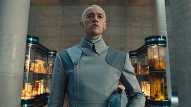 En esta imagen proporcionada por Lionsgate, Tom Blyth en una escena de The Hunger Games: The Ballad of Songbirds and Snakes.